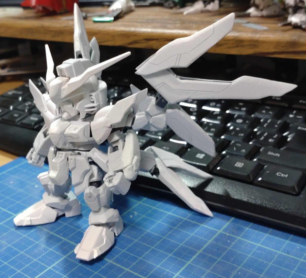 みんな大好きサフ状態。ここからカラーリングの無限の可能性を感じますよね。この時点からもいくつか作り直しちゃってます。カラーリングで一番悩んだのはウイングで、黒と赤で色つけるとどうやっても普通のデスティニーになってしまい、そこのイメージを変えたいと思ってたところ、たまたま白サフ状態に赤から色つけたら、これいいじゃんと思ってそのまま採用しました。