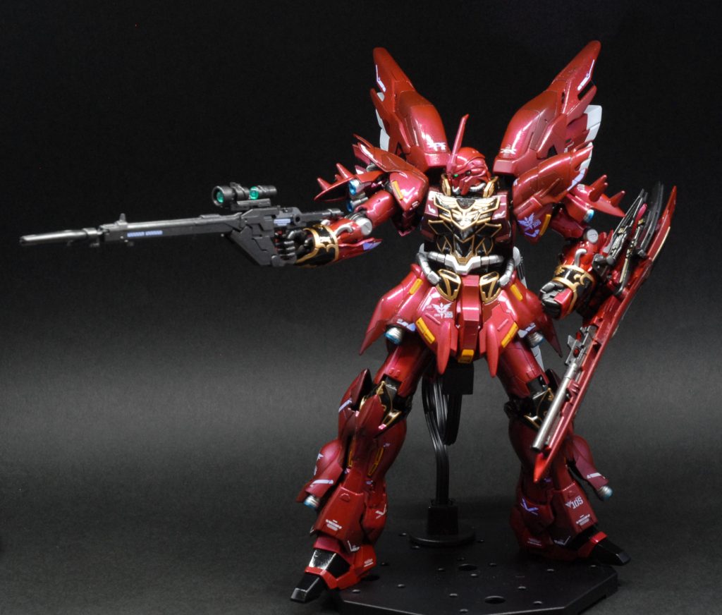 モノアイは蛍光グリーンで塗装。シールド裏も塗り分けようとしたのですが手先の不器用さにより断念しました。