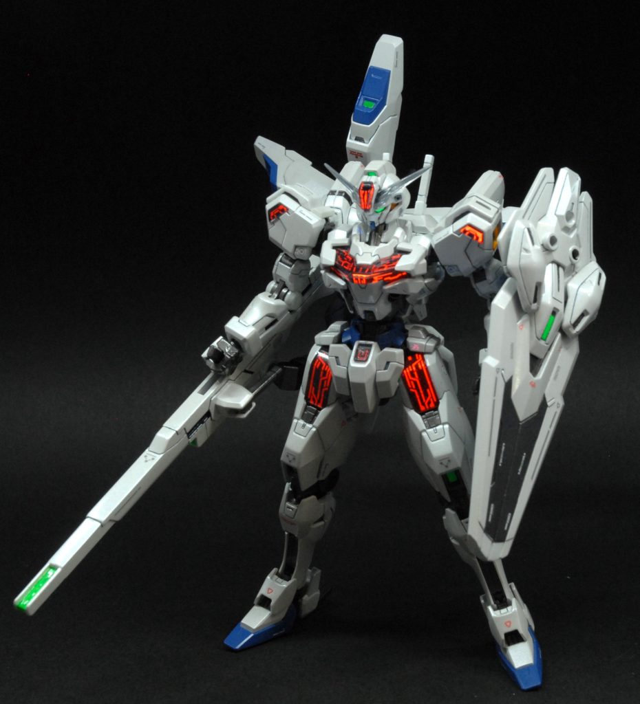 赤が目立つので、本来の赤い部分はエアリアル改修型ブルーで塗装。スラスター部分もブルーにしました。フレームは赤鉄色、外装はグランプリホワイトにパールホワイトを重ねました。デカールは水星の魔女汎用①のルブリスとエアリアルを主に使用しました。