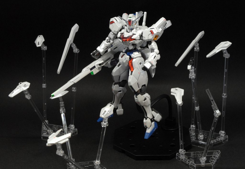 ガンビットを飛ばしてみました。ウエポンディスプレイベースはキャリバーンに対応していないので、そのままだと、いくつかが取り付けられません。なので保持部はランナーを簡単に加工して自作しました。