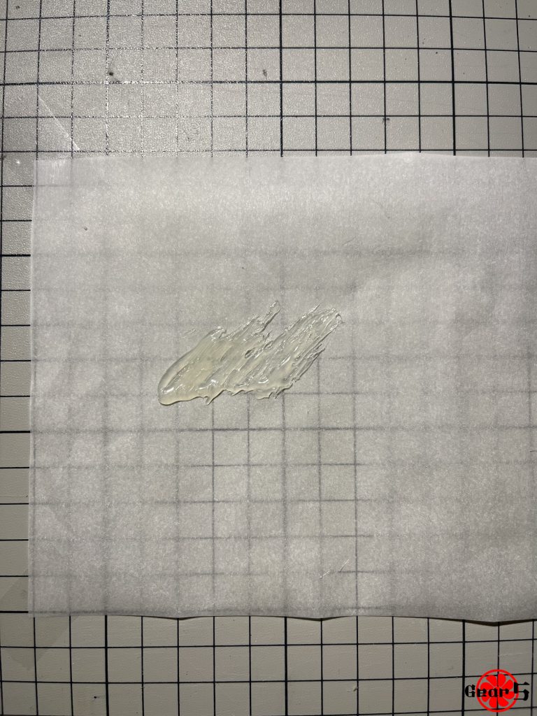 いくつかのシーン制作過程: ホットグルーでエフェクトパーツを作成します。本来は綿を使う予定でしたが、綿の成形方法がわからず、もっとスピード感のあるものが欲しかったので、ホットグルーを使用しました。冷却後、円柱体に置き、ヒートガンで吹いて弧を作ります。