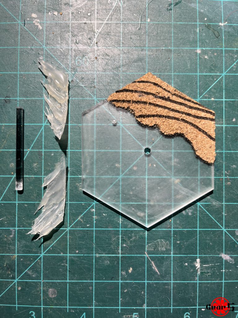 六角形の台座に、コルクチップを使って少し高さをつける