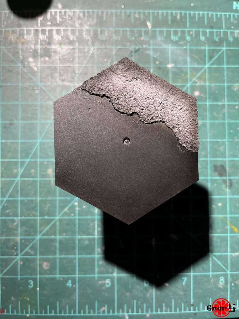 黒の下地を塗ることで、ひび割れた下地から黒が見えるようになります。しかし、後でこのステップが効果がないことが判明しました。