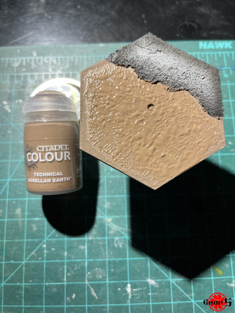 Citadelのテクスチャーペイントを使います。これはとても不思議なもので、乾くとひび割れます。薄く塗るとひび割れが小さく、厚く塗るとひび割れが大きくなります。