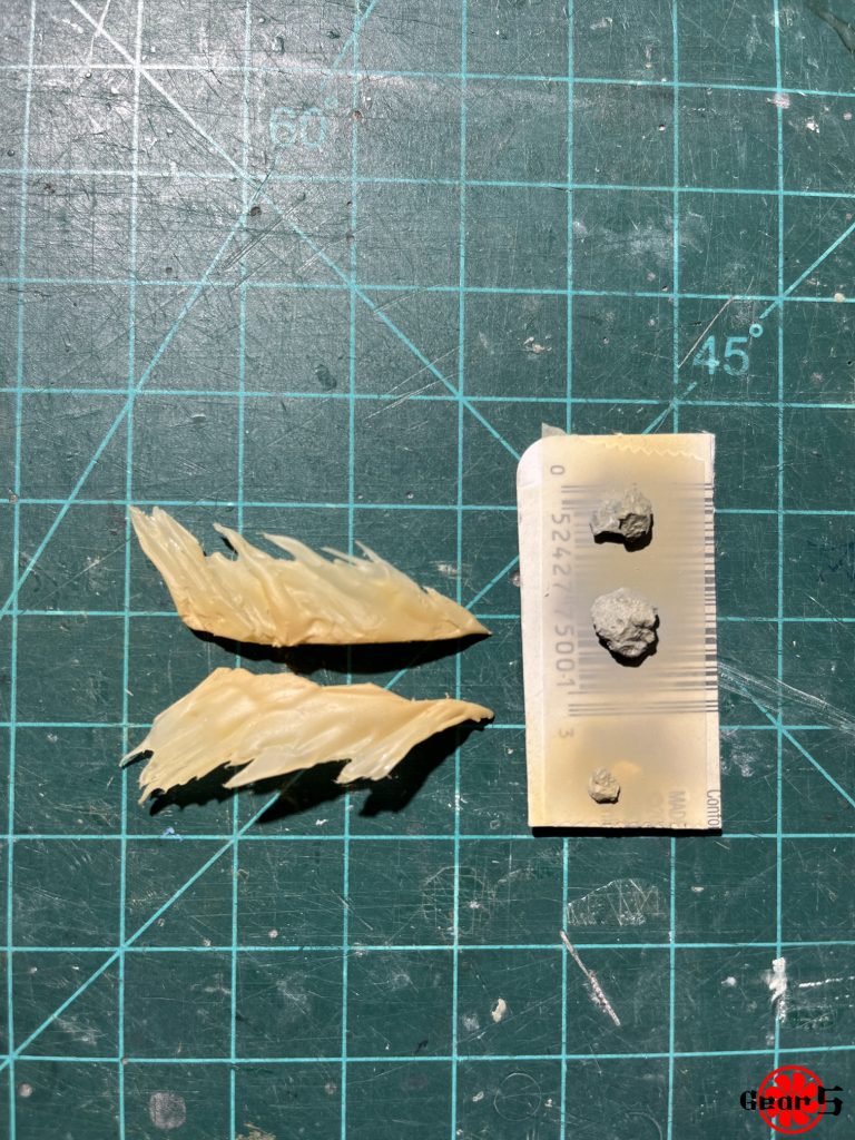 エフェクトパーツと石の着色。石は水槽の底砂です。本来は前もって台座に貼り付けてからグレーをスプレーし、砂漠色を塗るべきでしたが、ここでは忘れてしまいました。なので、直接グレーを塗り、その上に薄く砂漠色を重ねて、砂塵の効果を出します。