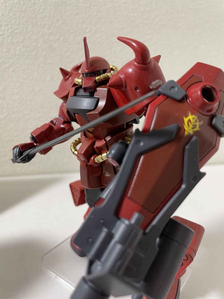 やっぱりグフ・カスタムは名キット。合わせ目が少ないです。水色を赤色、紺色は下地の灰色を活かしてダークレッドに。シールドを見ると顕著です。