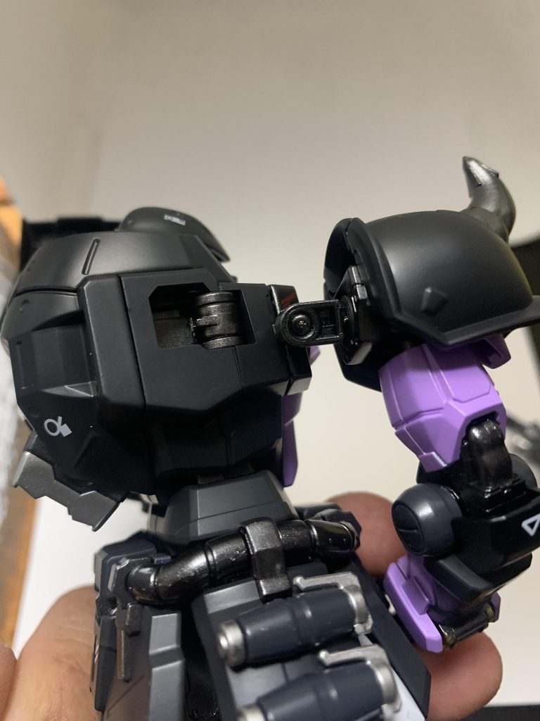 そんなベストプロポーションのこの機体、唯一の弱点は…この肩関節!素組みの時にもやっちまったのですが完成した後にも骨折しちゃきました😭一応、真鍮線を仕込んでみたもののまるでダメでした…(ーー;)