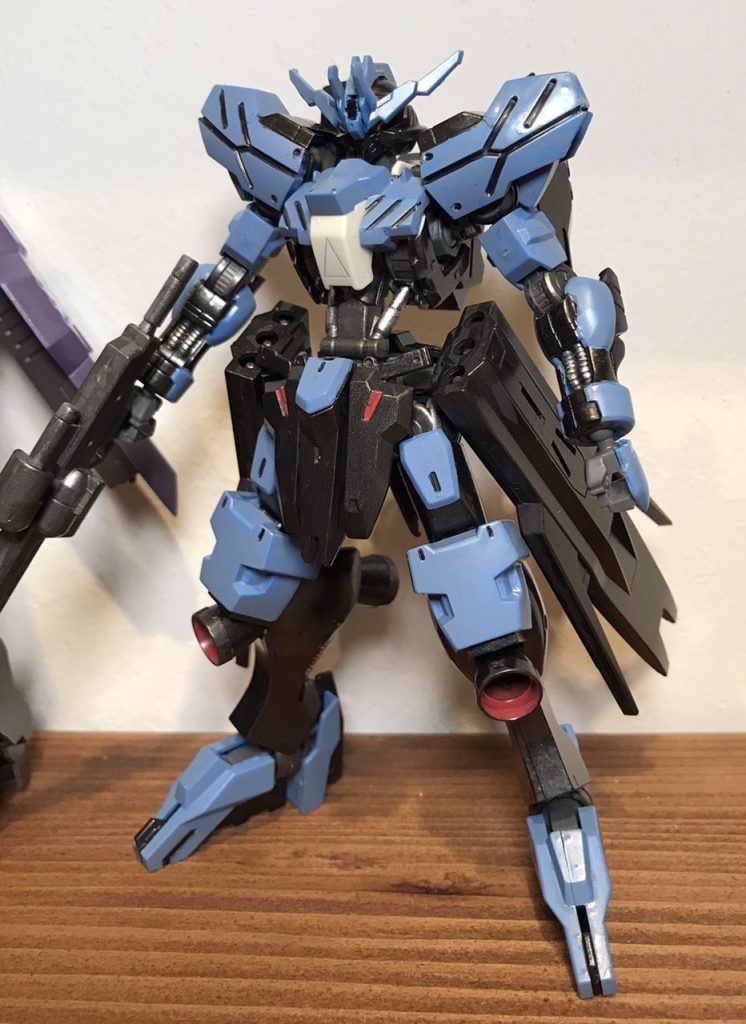装甲部の青にはシルバーが入っていて、実物を光に当てると多少輝き感がある。蛇腹とピストンはシルバーで塗装してみた。フルメカニクスのヴィダールを作りたいが、再販するのだろうか？