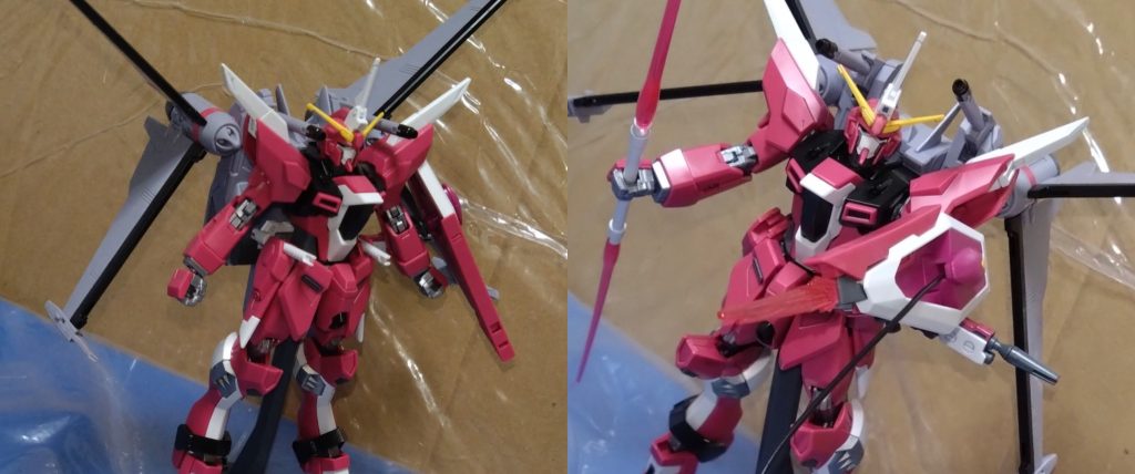 順調に敵を撃破するイモータルジャスティス。しかし、調子に乗ったせいか背後に近づく敵の存在に気づかなかった。 「コイツは……大型のMS!?」『あれはクイン・マンサだよ!』 サクラがそう教えると同時に、大型MSであるクイン・マンサはファンネルを射出。イモータルジャスティスを追い詰める。 「しまった!」 絶対絶命……かと思ったその時、またしてもブレイク現象が発生。敵の増援……かと思われたが、その機体はシンのイモータルジャスティスを助けるべくライフルで次々とファンネルを撃破した。 『ジャスティス!?』『あれは『インフィニットジャスティスガンダム弐式』だよ、ユノ姉さん!』 「アスラン・ザラ!ジャスティス、出る!」 味方として現れたのはアスランが駆るインフィニットジャスティスの改修機である弐式。アスランはシンと共闘し、その場にいる大型機相手に戦うのだった。 「迂闊だぞ、シン!味方もつけずに無謀だ!」「アスラン……」「だが、お前らしいな?相変わらず、そういうところは……」 ふと笑うアスランに、ユノは状況を説明。説明し終えると、アスランのジャスティスはビームサーベルを手に持つ。 そして、シンと共に残りの大型機と戦う。 「右の大きいヤツは任せたぞ、シン!」「言われなくても分かってる。……それにしても、アナタと共に戦うなんて久しぶりですね?」「あぁ、そうだな」 モニター越しで互いに笑顔を見せる2人はその後、すぐさま戦闘を続行。アスランも加わったことで敵コピーズはあっという間に倒されていった……。