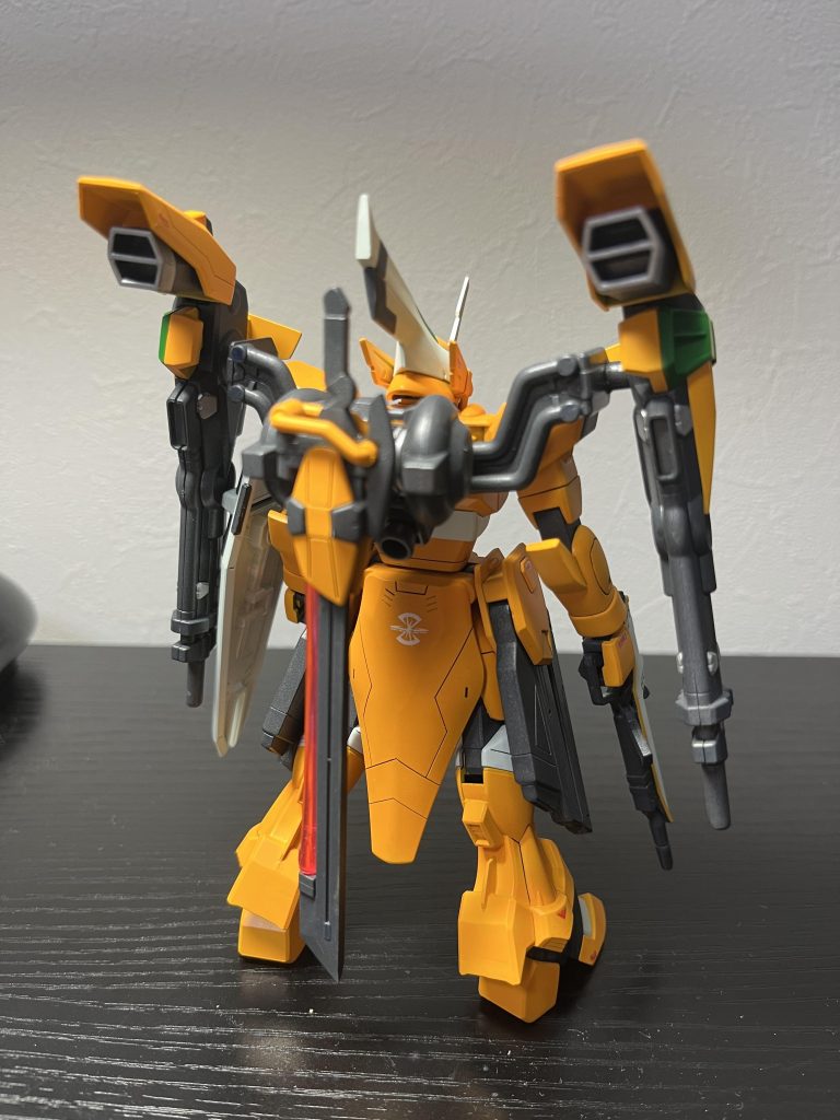 レーザー重斬刀は背部にマウント。 