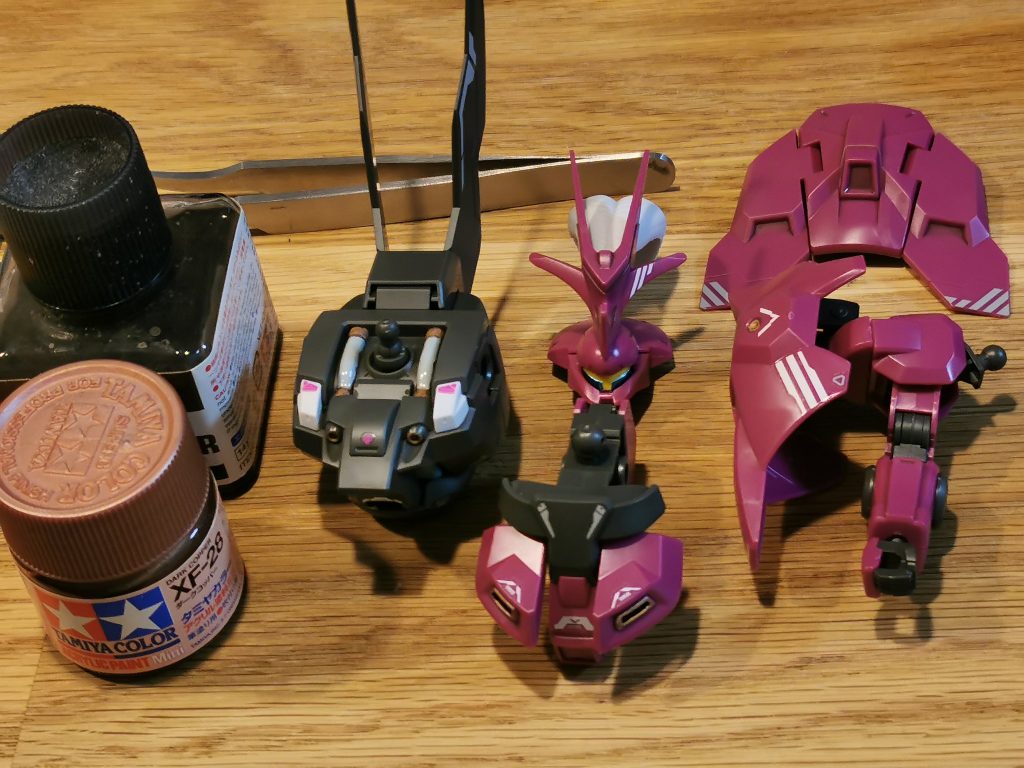 デカール貼りと、剥き出しの金属部分やケーブル類を、部分塗装したとこ。2日で完成！