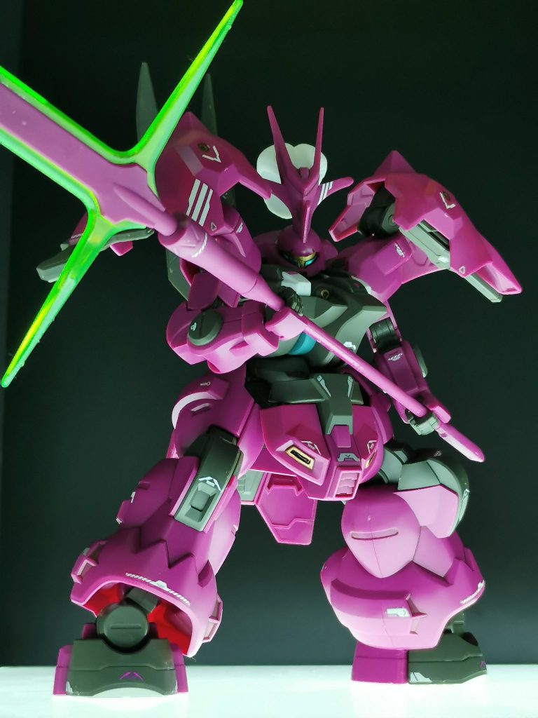 武者感というか、カブトムシ感というか、ゴロンとしてデカくてゴツくて、満足感がありますね。こんな重装甲の丸々ボディなのに、動く動く！最新のガンプラはすごいですね。