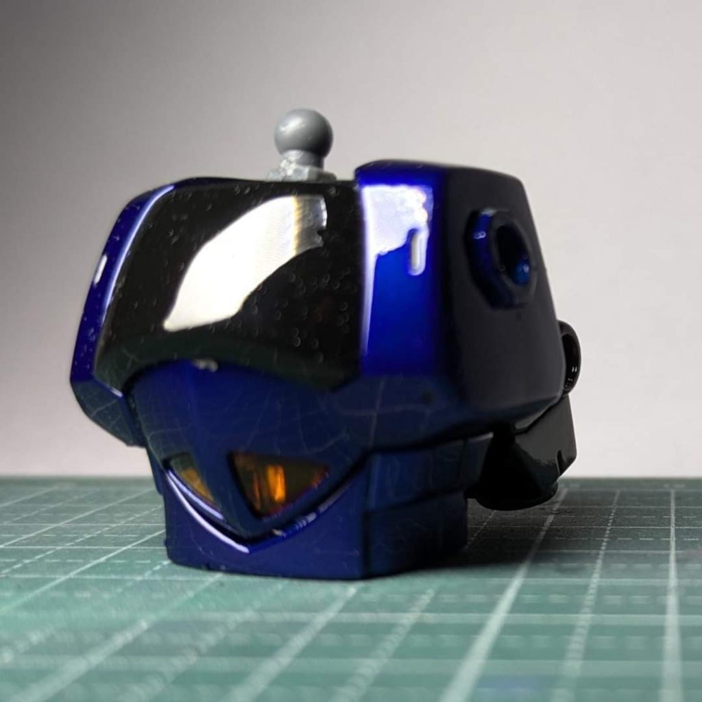 濃いブルーには、黒サフ→ライトガンメタル→クリアーブルー→クリアー淡いブルーには、黒サフ→シルバー→クリアーブルー→クリアー