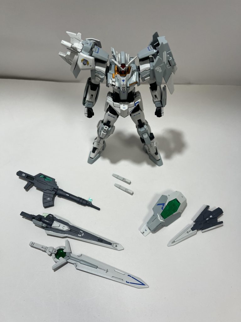 最後は武装を並べて〆。今回は資金難という状況下で完成した設定のプロトタイプの制作なのでソレスタルビーイングから回収したダブルオーガンダムの予備パーツや、一部新規製造のパーツで組み上がった設定です。また、カラーリングは0ガンダム、アストレアⅡ、刹那の受領前のエクシアを意識していて、いい感じに試作機感が出せたんじゃないかなーと思います。