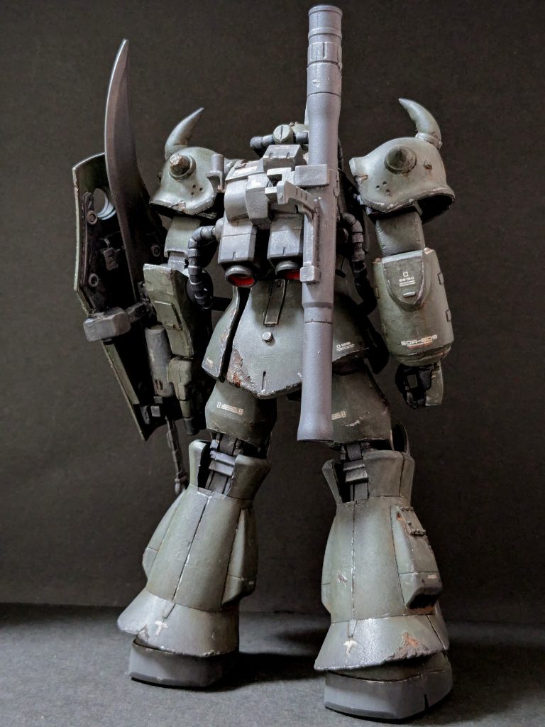 【背面】トンデモ武装①のヒートソードは、シールド裏の固定場所等を加工して刀身そのままでマウントできるように。ランドセルはボリュームアップして、バズーカラックとスモークディスチャージャーを追加。