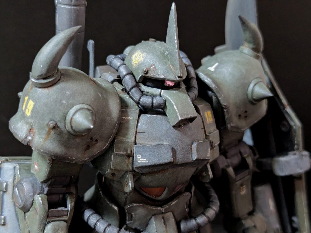 【上半身】実際に戦場で使い込まれた感じに。ファンタジー味が強い肩上部のスパイクは少し小さくしました。