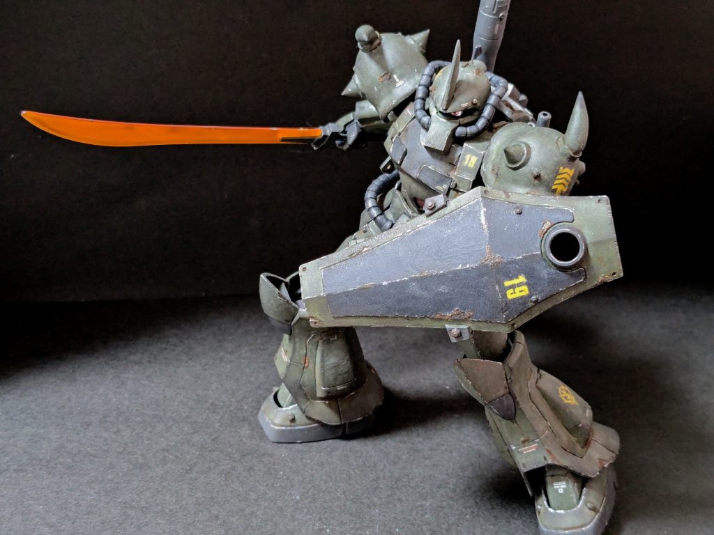 シールドから抜刀した図。リアリティは出せたでしょうか。。