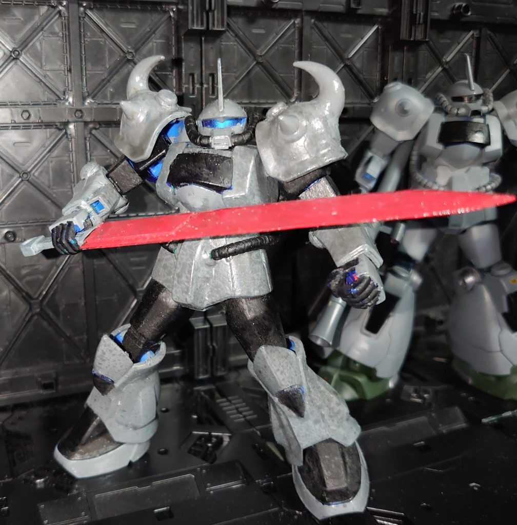 まだUPしてなかったので発売当時のもの（リバイブじゃないほうなんでもう１０年以上たつのでは）ザクの左手やヒートソードとかモールドやバーニアを多少追加してる見た感じまだ筆塗りしてたのか奥のエアブラシで塗装したグフよりも塗膜の暑さやムラが気になる・・・経年劣化もあるだろうけど