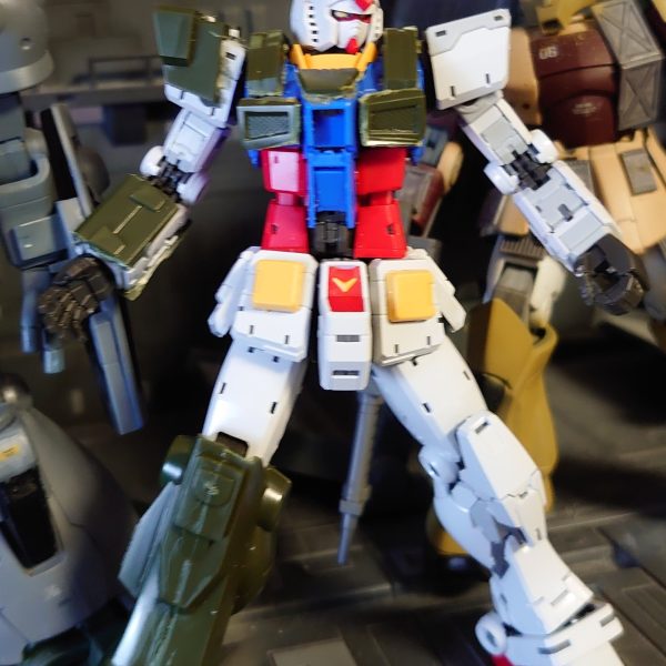 最初のRX78以来のRG作成アンダーゲートがあるのと普段作り慣れない組み方だったので今朝ようやく素組できていつものMSVのFAと２個１始めました  （2枚目）