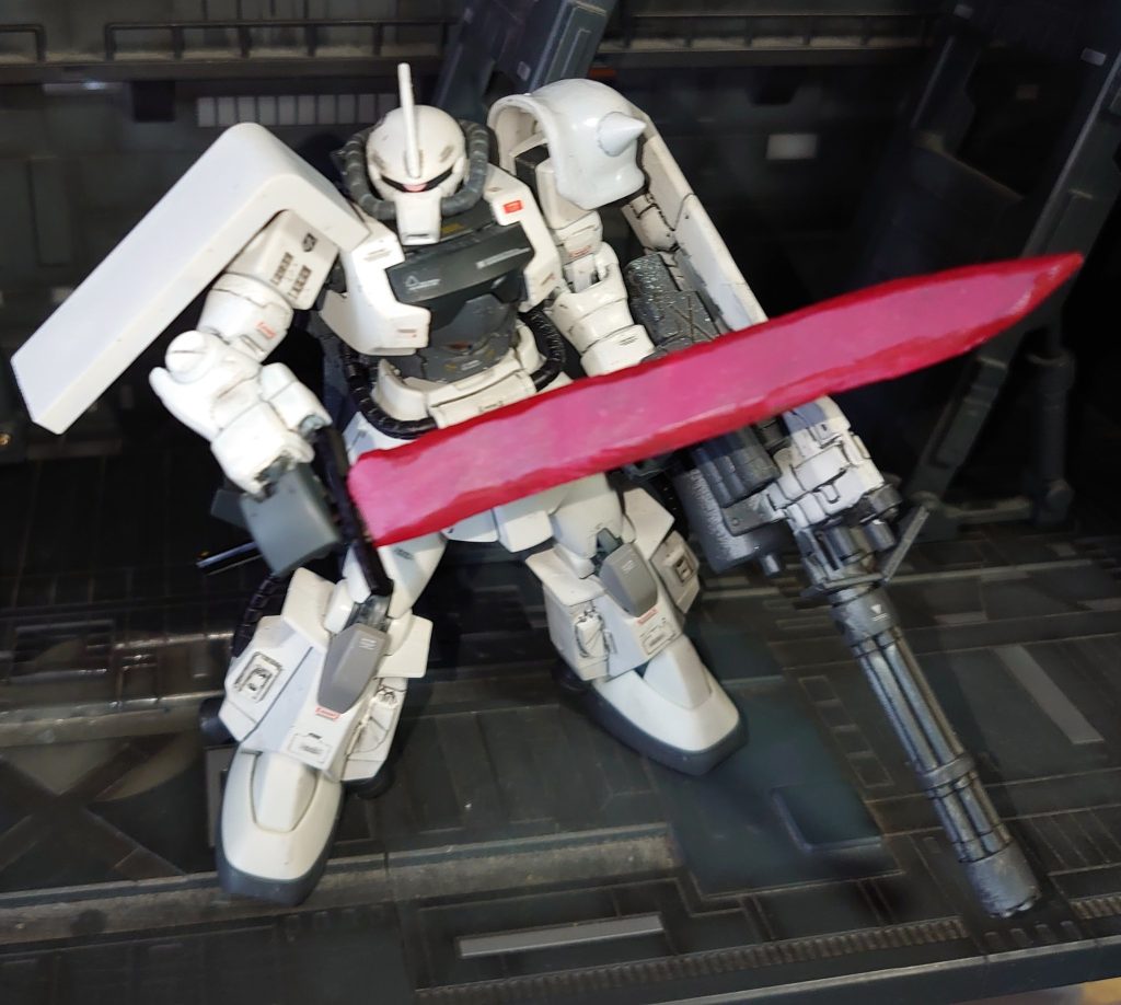 いつものミキオ＝サンから部屋のプラモ整理でいただいたものの１つ１部塗装剥げの補修とヒートソード以外ミキオさん作なので９割くらいミキオさんの作品頭・上腕から下・ガトリングがグフカスでアトハマツナガ用06Rぽいです  