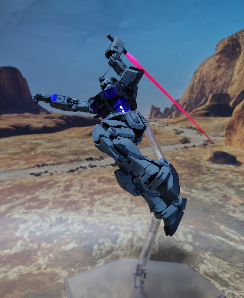 “うわあああぁぁぁっ！”連邦軍の切り札、“灰色のMS”が襲い掛かる。