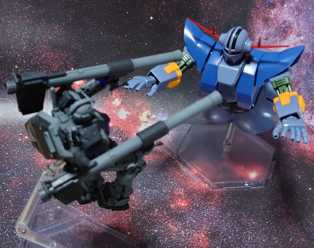 “大物だ…シャアか!?”フル装備のガンダムに対し、脚のないMSが接近する。