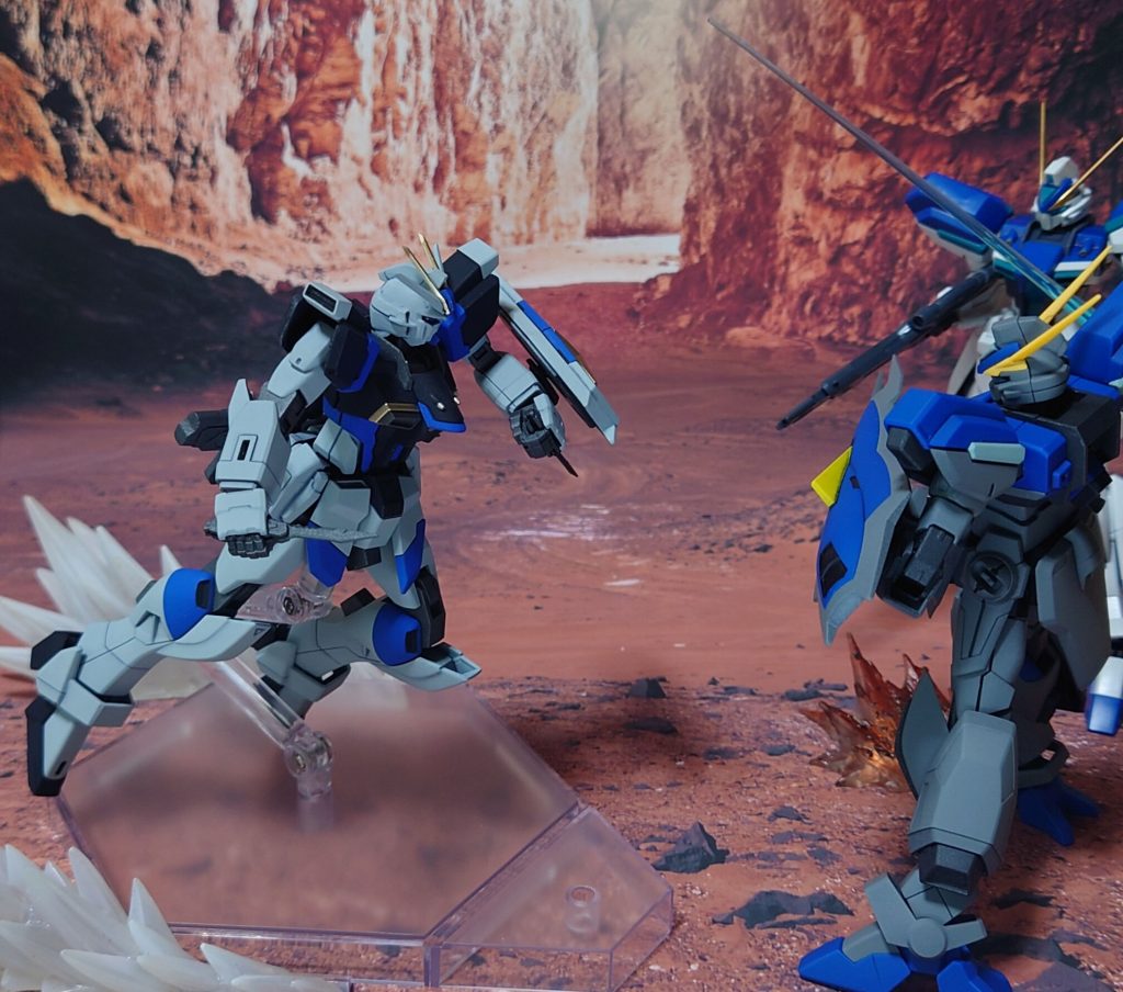 渓谷の裏側からの奇襲攻撃。ドッキング完了、フォールディングレイザーを抜いて襲い掛かる。