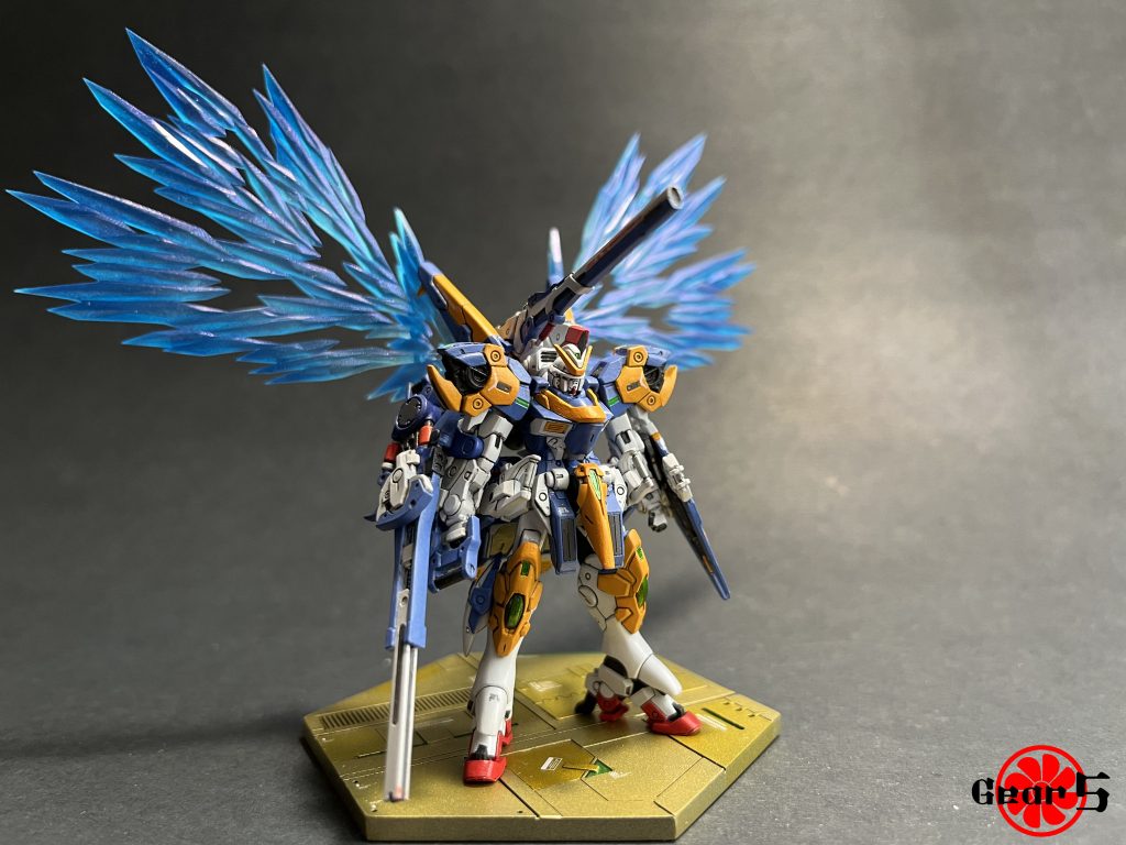 今回はGundam Artifact Phase 2のV2ABを作りました。全体的に細かいディテールが多いキットです。しかし、個人的にはパーツの組み合わせ方が前回のドムトローペンよりも劣っていると思います。左右の嵌合構造が多く、無縫製にするには大量のC型クランプクランプが必要です。推進器は光の翼の重量を支えなければならず、C型クランプクランプが何度も折れてしまいました。最終的には組み立て時に瞬間接着剤で完全に接着するしかありませんでした。他には特に問題はなく、無縫製、パーツ修正、エッチングパーツ、塗装、筆塗り、デカール貼りを順番に行いました。塗装時間は光の翼のモデリング時間よりも少なかったです。