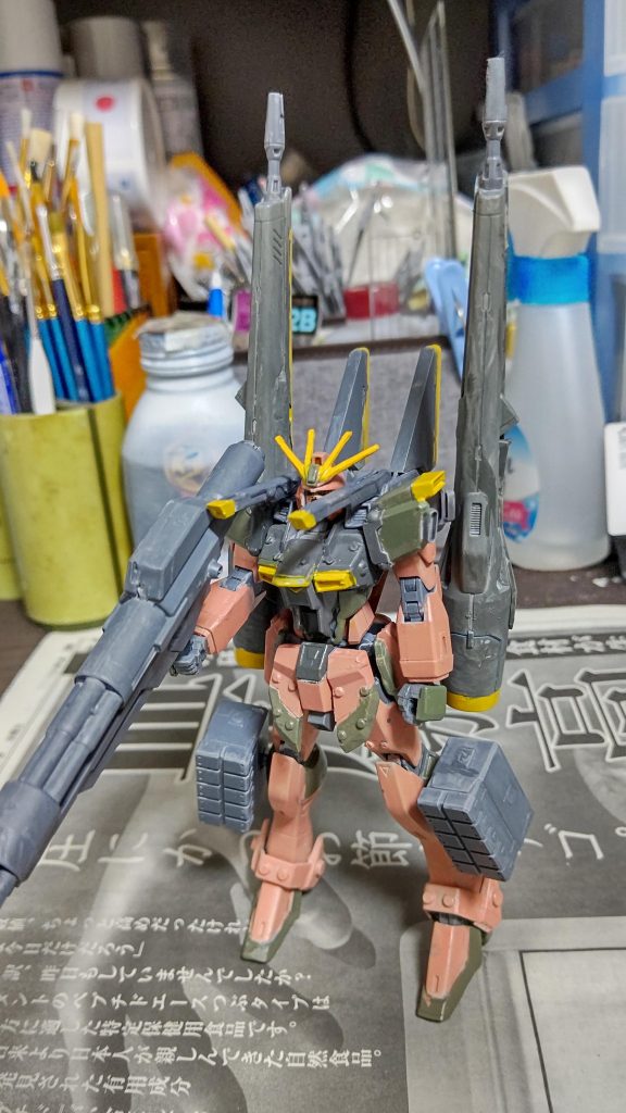 両肩のキャノン砲&腰のビーム砲は対空砲並みの精度で狙い打ちし、両脛のミサイルポッドは対戦車ミサイル以上の破壊力を持ち、大型ガトリングライフルで敵モビルスーツを蜂の巣にする破壊力&高火力❗️