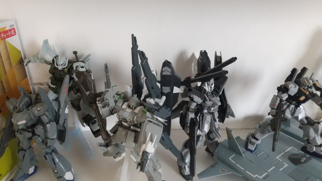 家のロービジカラー組と、写りが悪すぎてすいません。左からZプラス、グフフライトタイプ(リアルタイプカラー)、EZ-SR、Hi-νガンダムインフラックス、ド・ダイ改(リアルタイプカラー)、ガンダムMK-Ⅱエゥーゴカラー(リアルタイプカラー)主人公機を再設計した実験機によるエリート小隊という設定もありかも(グフフライトタイプ除く)。