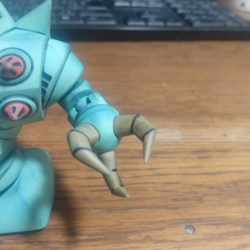 爪の肉抜き穴があった部分。ウェザリングマスターでまぁまぁ誤魔化せたと思いますｗちょっと息抜きに作るにはちょうどいい感じでした(zaku-kao5)