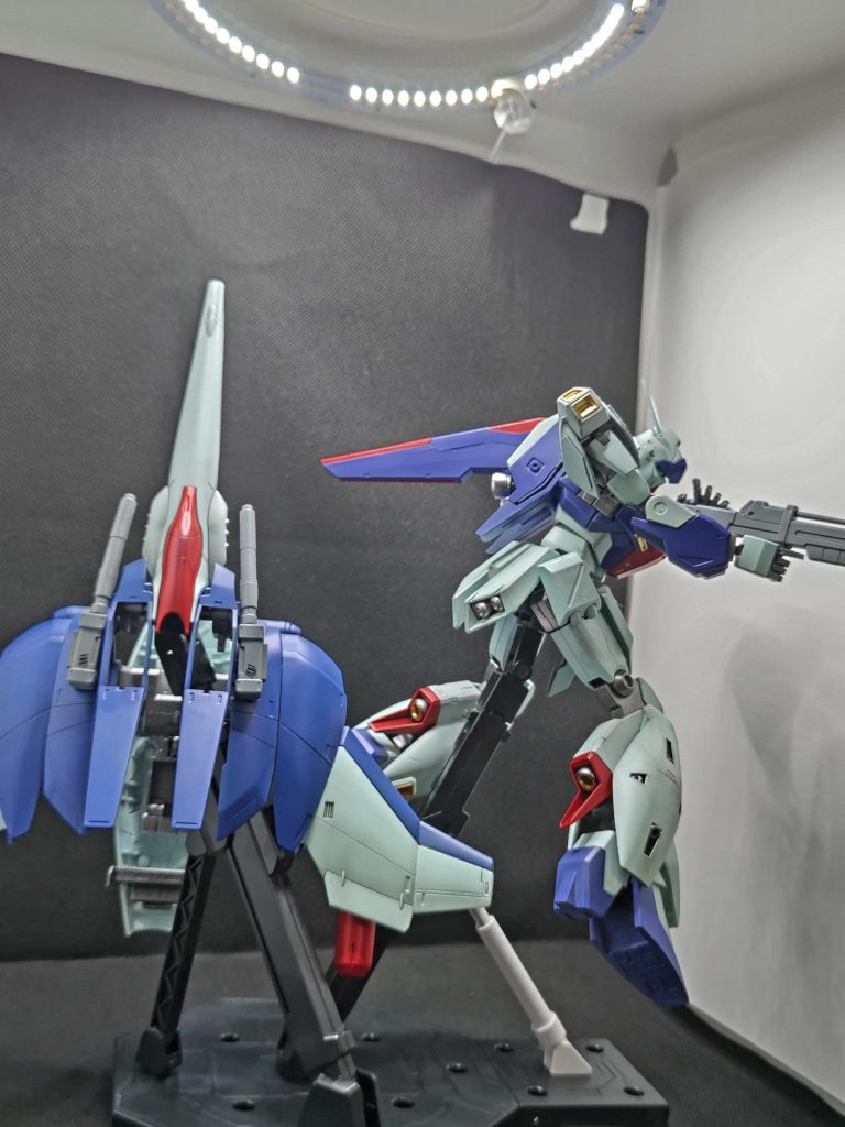 リヤスラスターは短くかんじたのでZガンダムの部品を流用、長くしています。