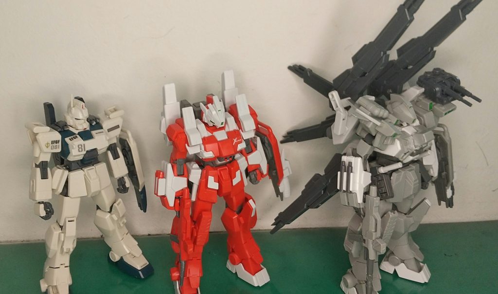 家のEZ-8系列機と。脳内設定としてはEZ-8→EZ-SRフォックスハウンド(試験機)→EZ-SR 実戦配備仕様といった進化の系図です。個人的に、アイデアは悪くないと思うんですけど、自分の技術が追いついていない感じの作品です。元のEZ-SRシリーズに比べるとシルエットは大きく違うけど、それは武装を特徴的にしただけで、素体はほとんどEZ-SRそのままになっているというのが、今回反省している点です。あと、写真撮るの圧倒的に下手。最後までご覧いただきありがとうございます。