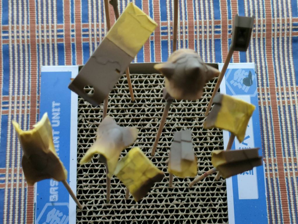 迷彩塗装は、色の薄いタン→RLM79サンドイエロー→ダークアースの順で塗り重ねていきます。