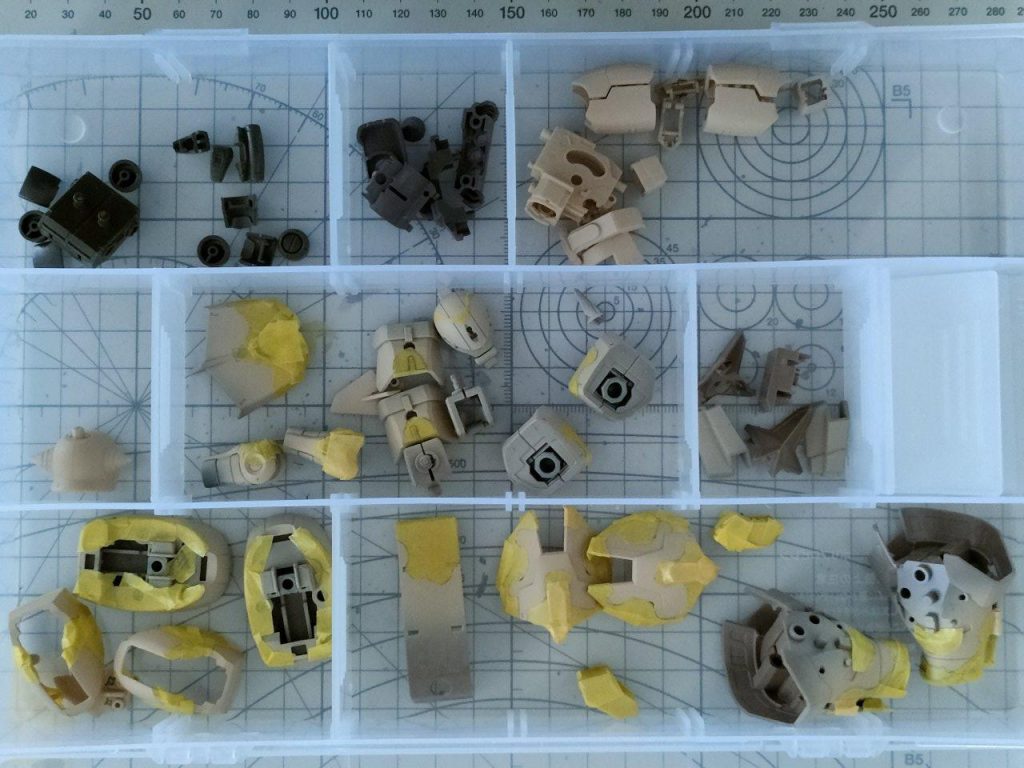 サンドイエローで塗装後、ライト茶で塗装するためのマスキングを施した状態