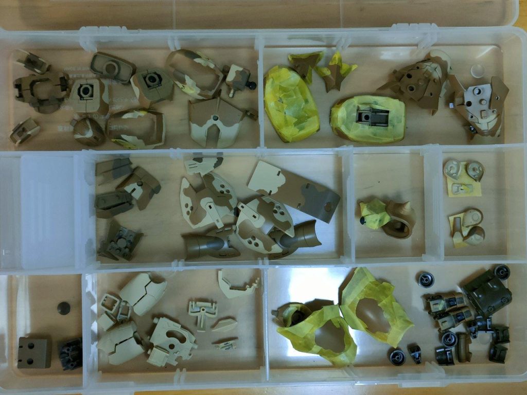 サンドイエロー、ライト茶、茶の順に迷彩塗装後、濃茶や濃緑で塗装するためのマスキングを施した状態