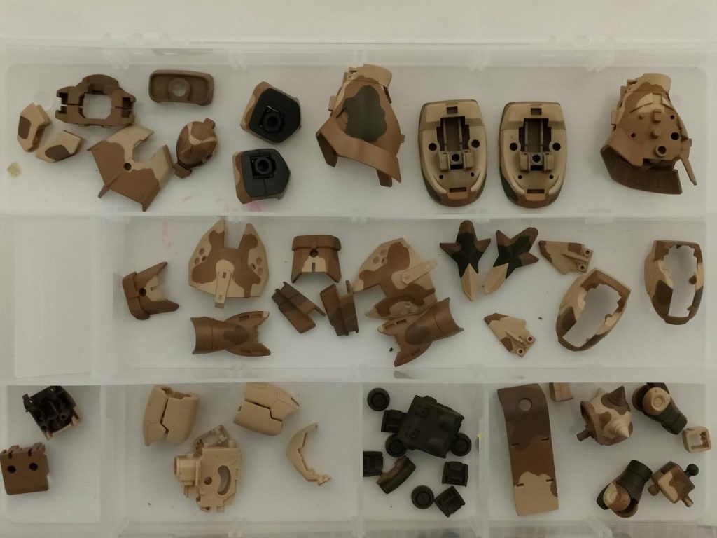 何度もマスキングを繰り返し、やっとパーツごとに迷彩塗装が完了。