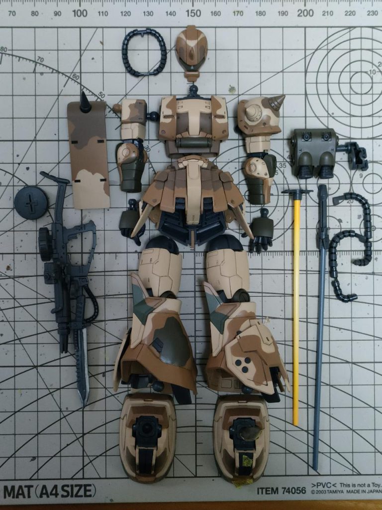 エグバ機は、頭から足先まで迷彩模様が施され、細かな塗り分けも必要で、マスキングと塗装を何度も繰り返す必要がありますが、マスキングテープを剥がして迷彩模様が浮かび上がる度に達成感を味わえます。笑