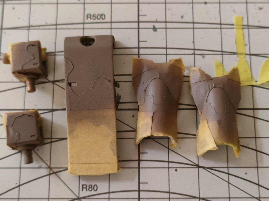 デカールの模様を写し取って切り出したマスキングテープでマスキングして塗装