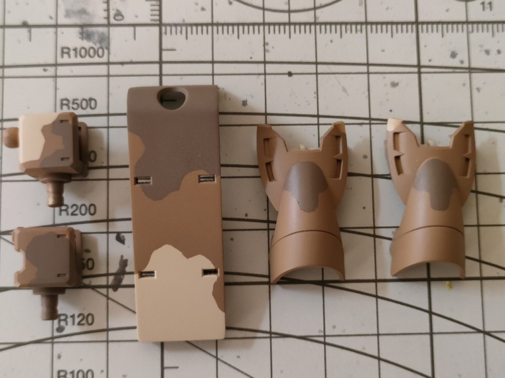 マスキングテープを剥がすと迷彩模様に仕上がりました。