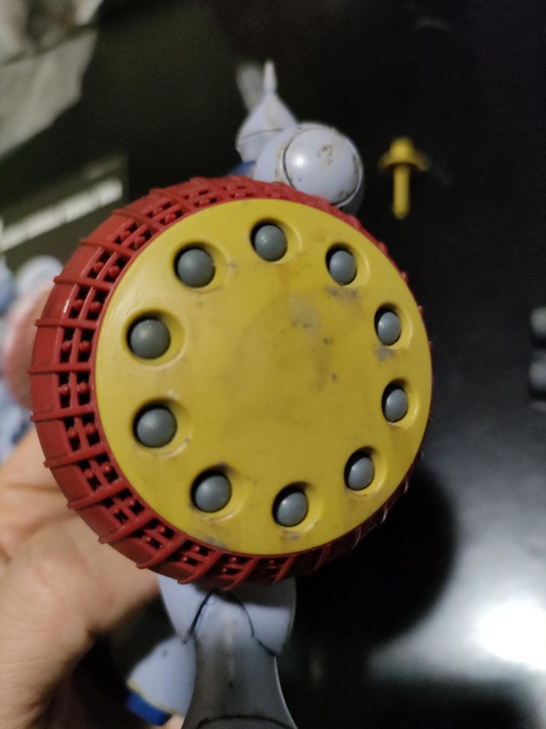 盾を汚しているところ