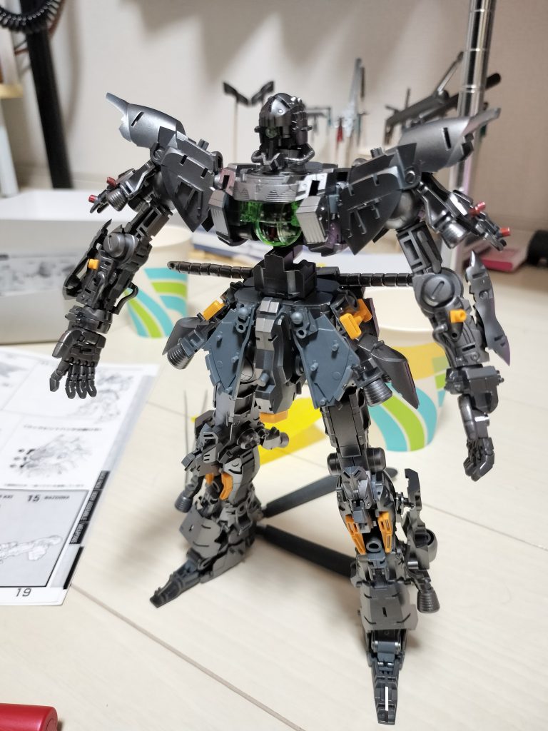 内部フレームはNAZCA メカサフスーパーヘヴィガイア サーフェイサーEVOガンメタガイアカラー スターブライトアイアン で塗装。一部にクレオス RX-78イエローガンダムマーカーメタレッド を使用。MGEXユニコーン制作時にも感じましたが、UC機体はでかくてイイ!サザビーKa、νガンダムKa、ナラティブKa、スタインKaがまだ手元にあるので楽しみ。