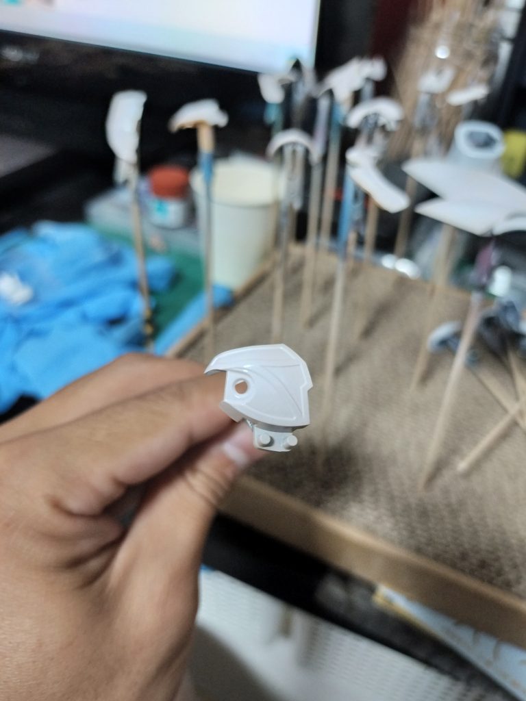 エングレービングはゴールドの上からクリアを吹き、その上にタミヤのエナメルホワイトを塗装。あとはエナメル溶剤で慎重に白を落としていけば完成。