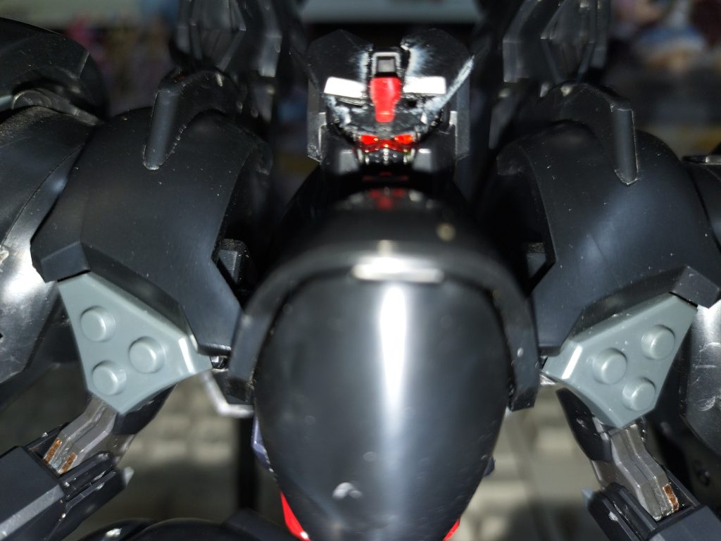 ライトを当ててる目が赤く発光(この画像ではまだ肩の改造前ですね