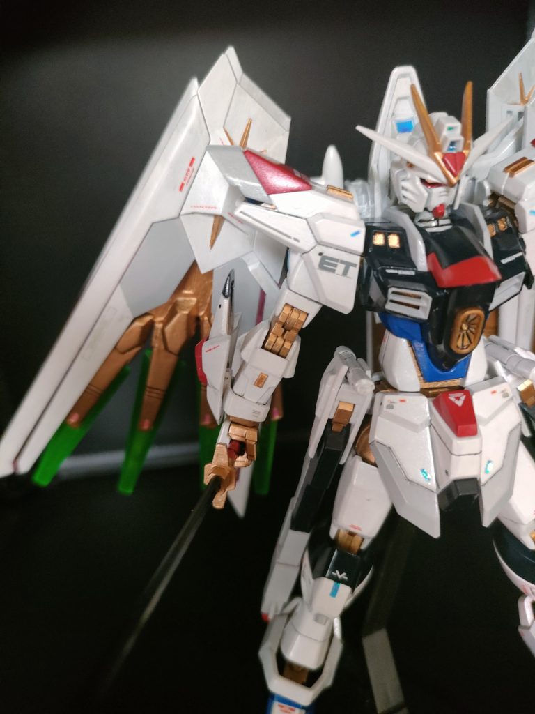 胸のコクピット部も形状変更