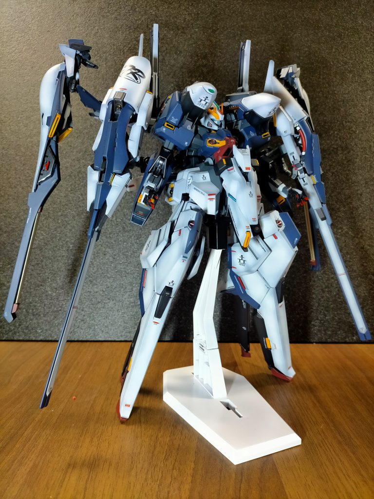 ライフルを接地させて両手で支えるポーズが有名ですが、「バインダーと本体の間に入れたらカッコいいのでは?」と思いアームを追加してバインダーと合わせて4本長物を吊るせるようにしました。