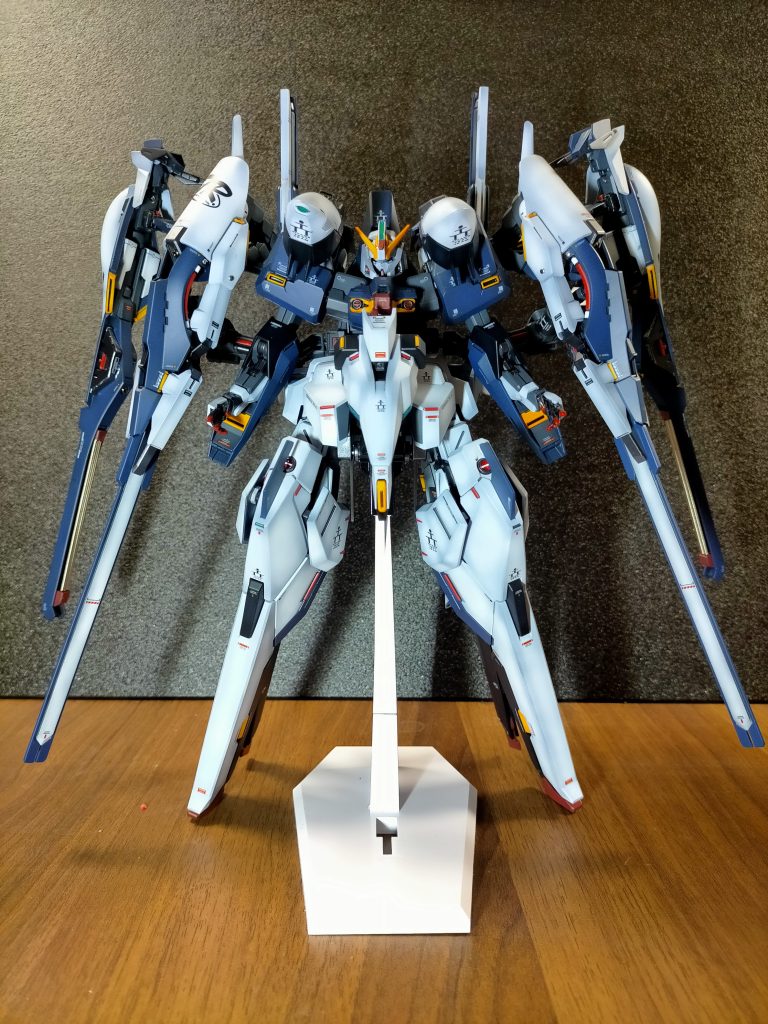 ハの字に広がるシルエット+足がマッシブで気に入っています。