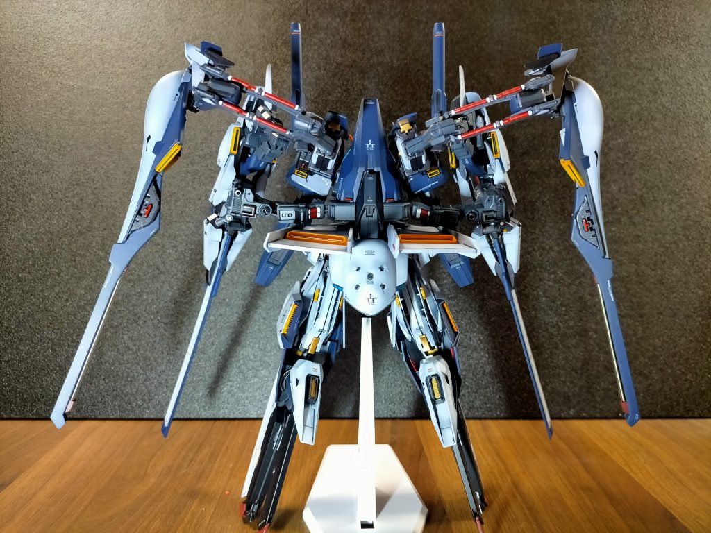 背面は正面とは違ったゴテゴテ感があっていいです。