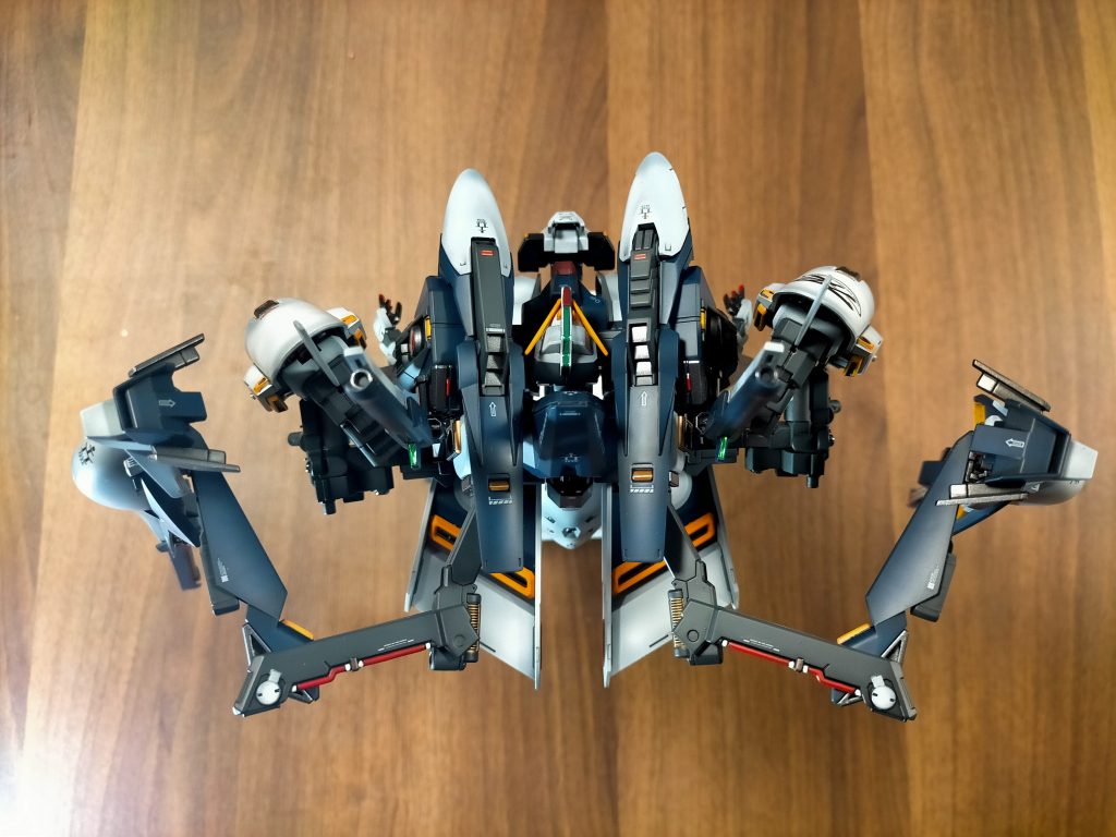 武器保持用のアームを追加したのでギッシリさせることができました。