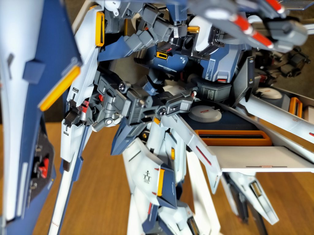 差し替え変形用のディティールの入った部品が大量にありますが、変形させる気はないため、武器(ライフル?サーベル?)を保持するアームを作成しました。バックパックにちょうどいい穴も開いているので簡単です。